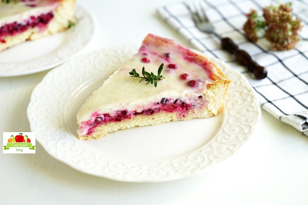 Простой пирог с брусникой и сметаной из песочного теста