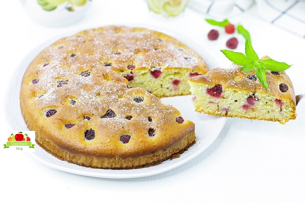 Простой пирог с малиной в духовке