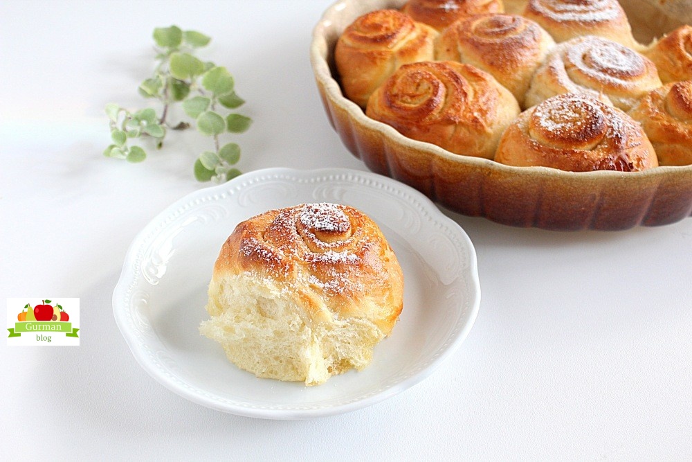 Простой рецепт сдобных булочек с сахаром в духовке