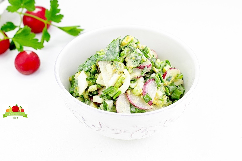 Простой салат с черемшой, редиской и сметаной