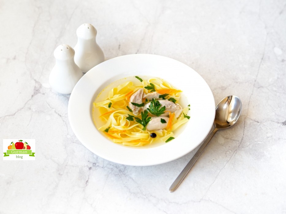 Прозрачный бульон с курицей и яичной лапшой