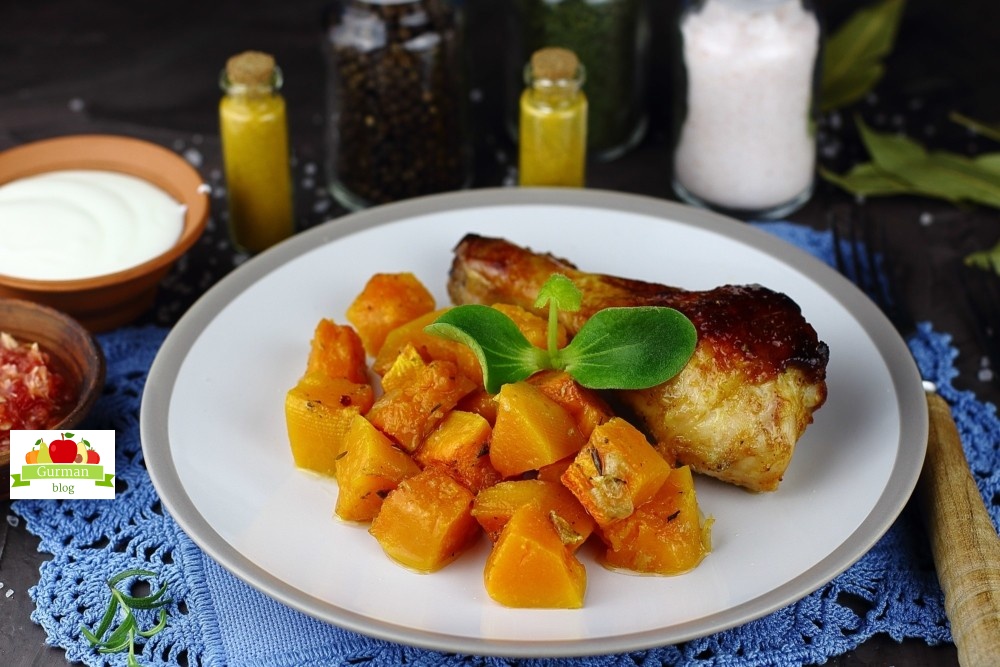 Пряная тыква с курицей в духовке