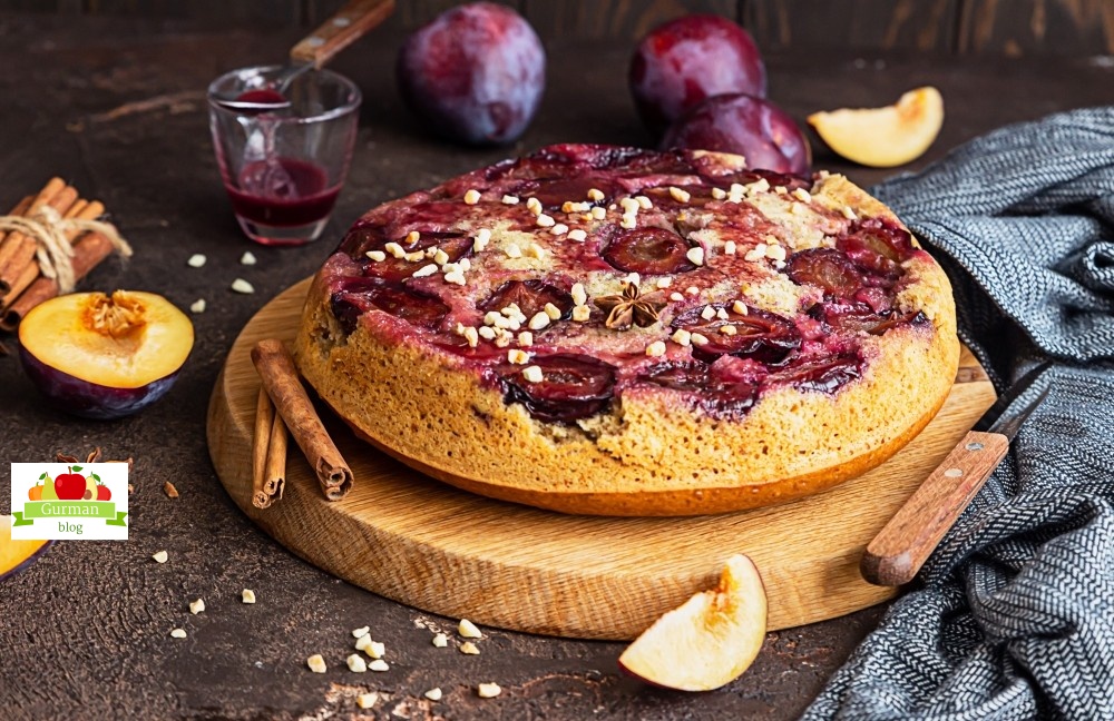 Пряный сливовый пирог-перевертыш