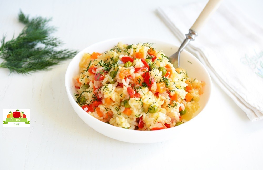 Рис с овощами на сковороде