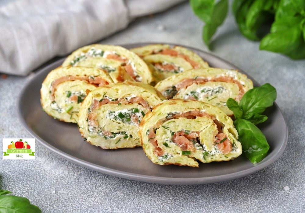 Рулет из кабачков со сливочным сыром и семгой