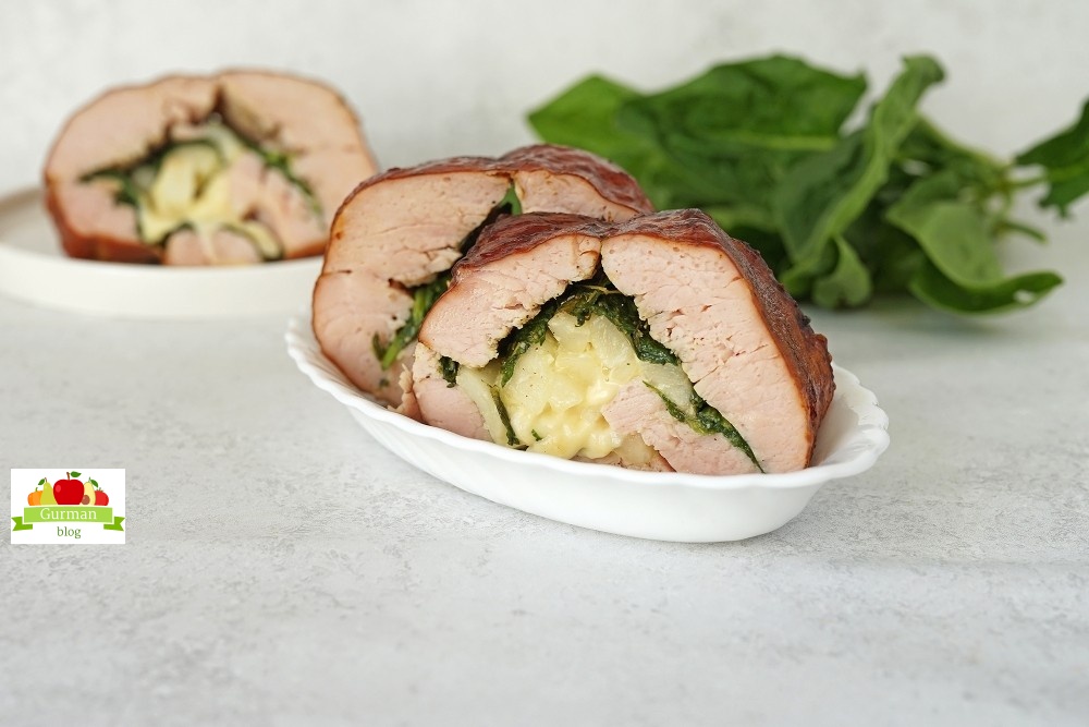 Рулет из карбонада с грушей, шпинатом и сыром