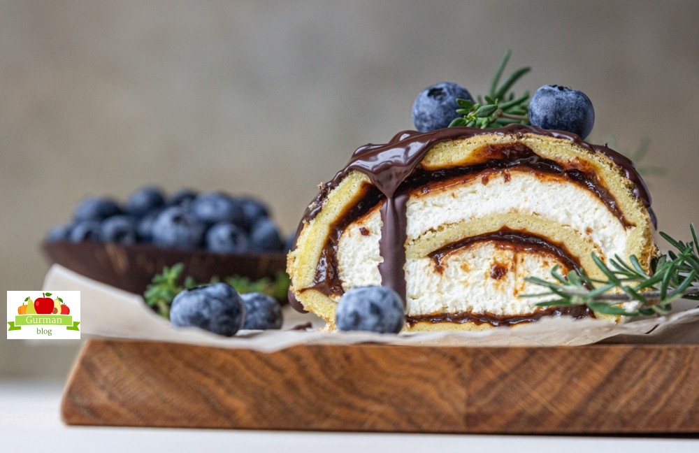 Рулет с черносливом и сырным кремом