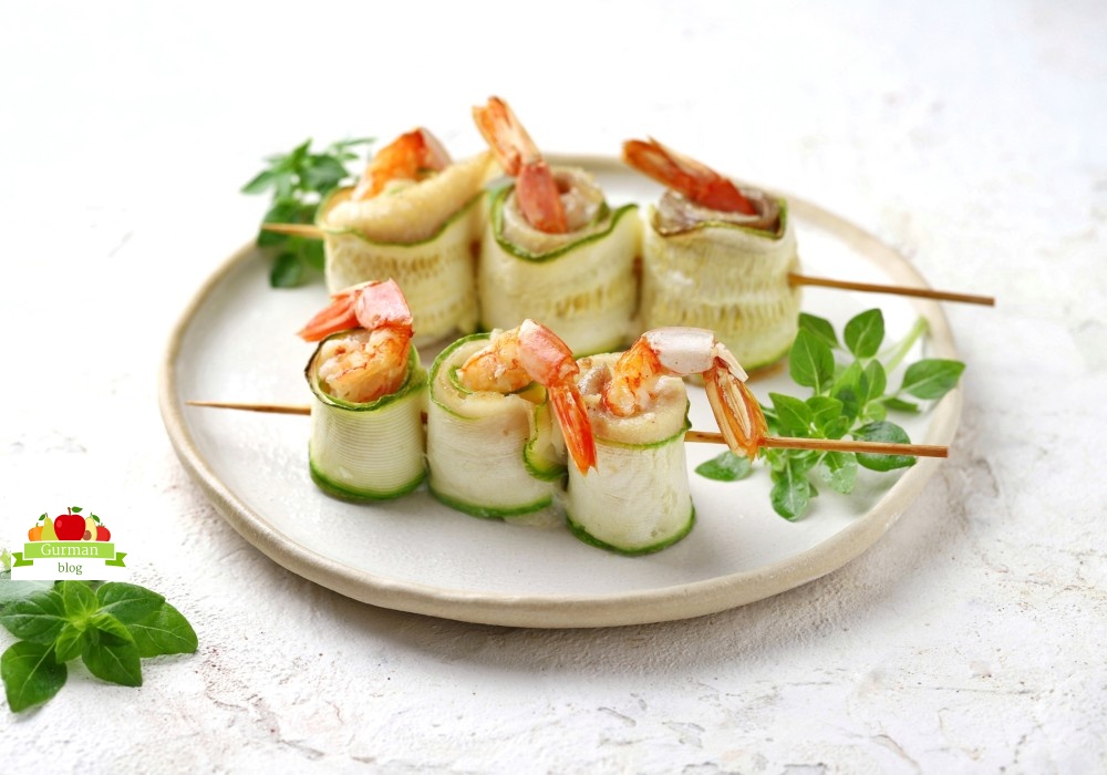 Рулетики из кабачка с рыбой и креветками