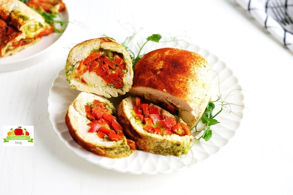 Рулетики из куриной грудки с начинкой в духовке