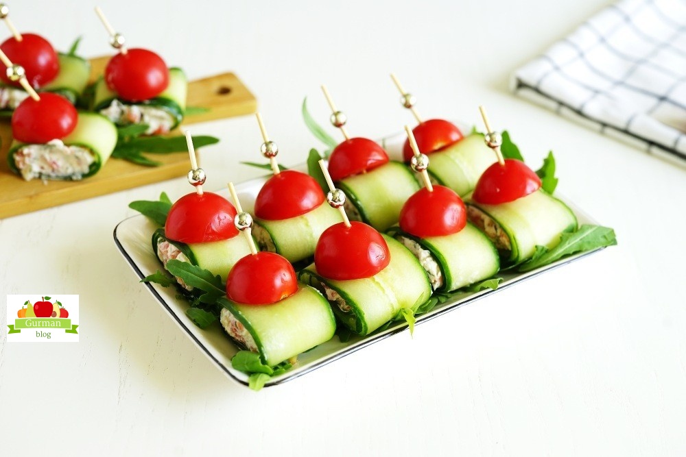 Рулетики из огурцов с творожным сыром и красной рыбой
