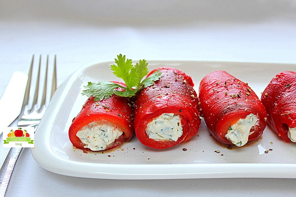 Рулетики из запеченного перца