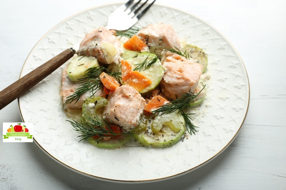 Рыба, тушенная в мультиварке