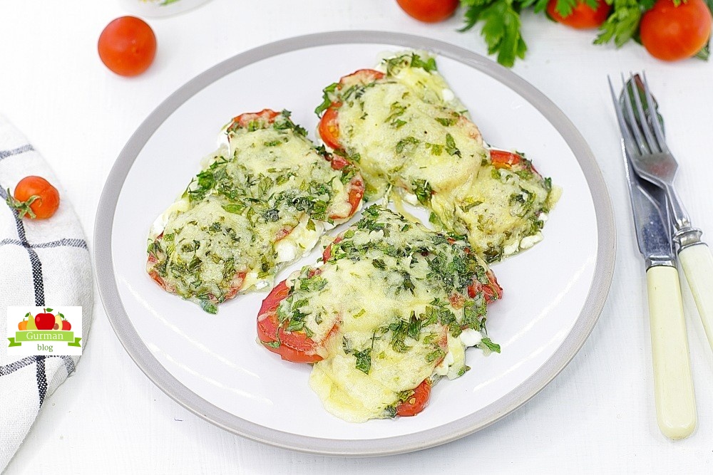 Рыба, запеченная с помидорами и сыром