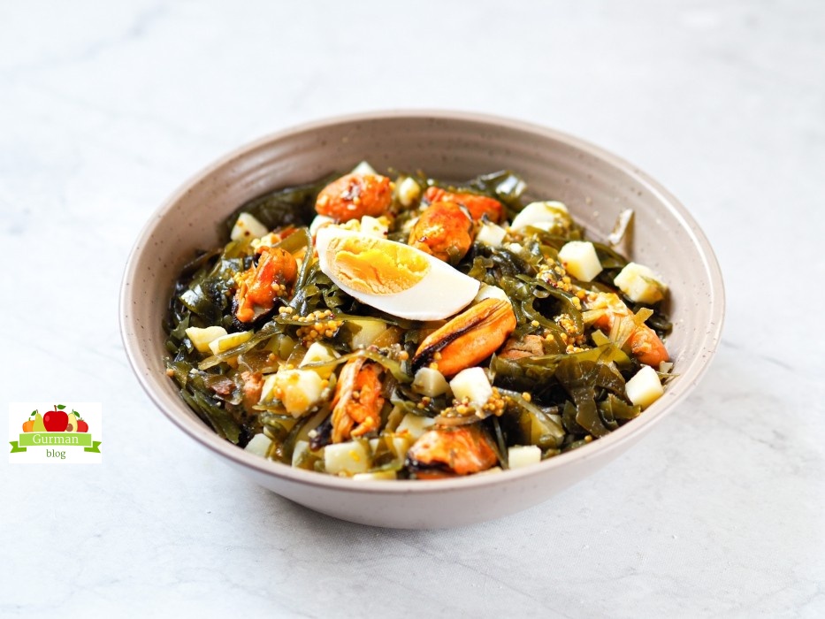 Салат из морской капусты с яйцом и картофелем