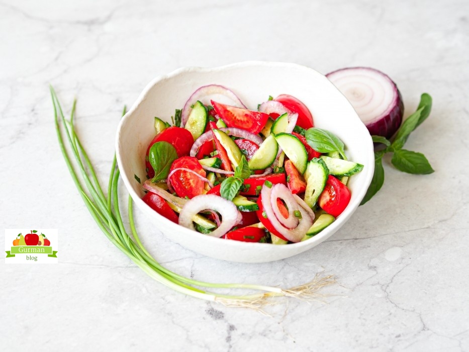 Салат из огурцов, помидоров и лука