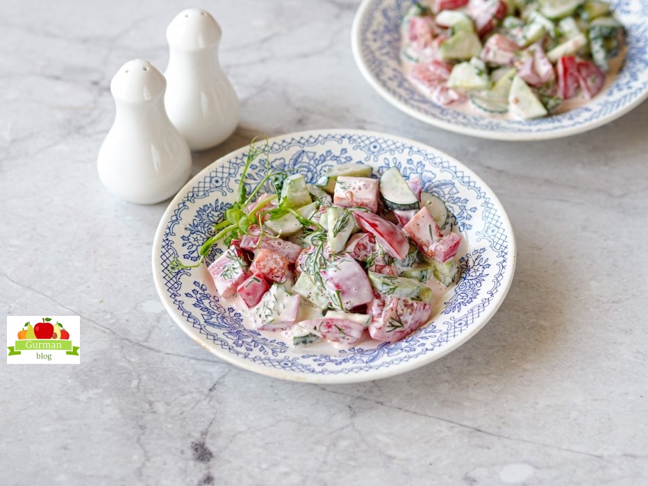 Салат из огурцов, помидоров и майонеза