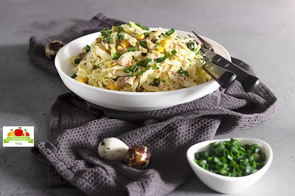 Салат из печени трески с пекинской капустой