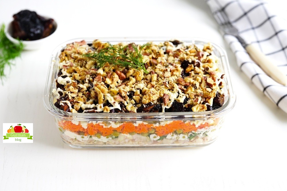 Салат «Прага»: рецепт классический с курицей и черносливом