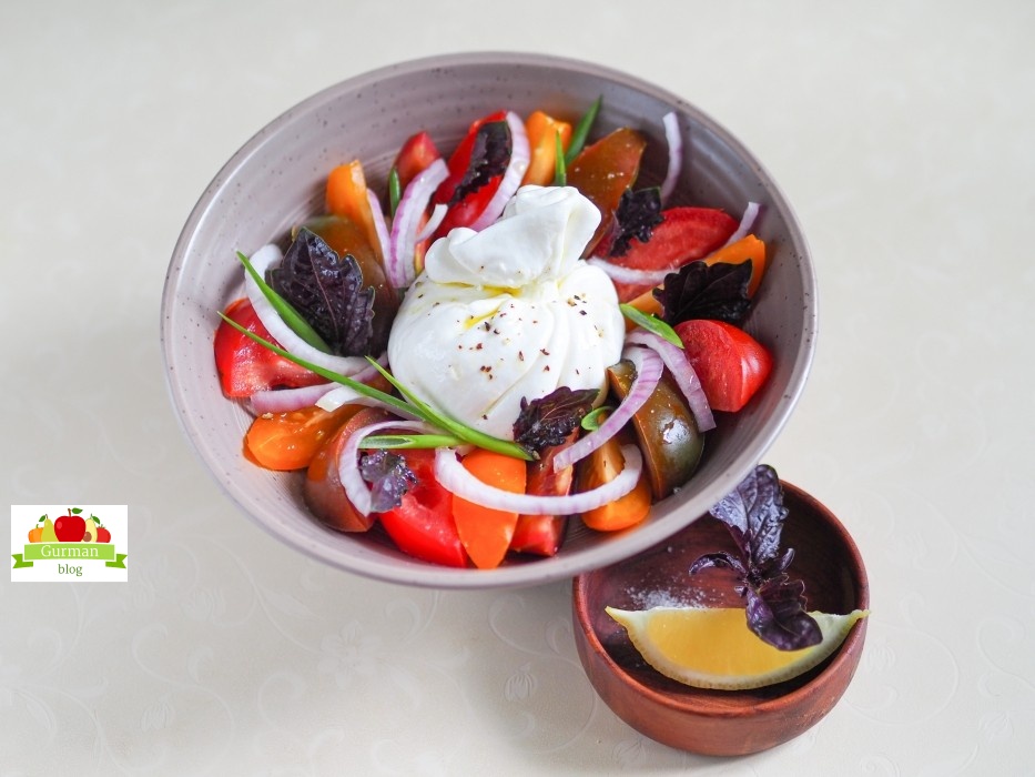 Салат с бурратой и помидорами