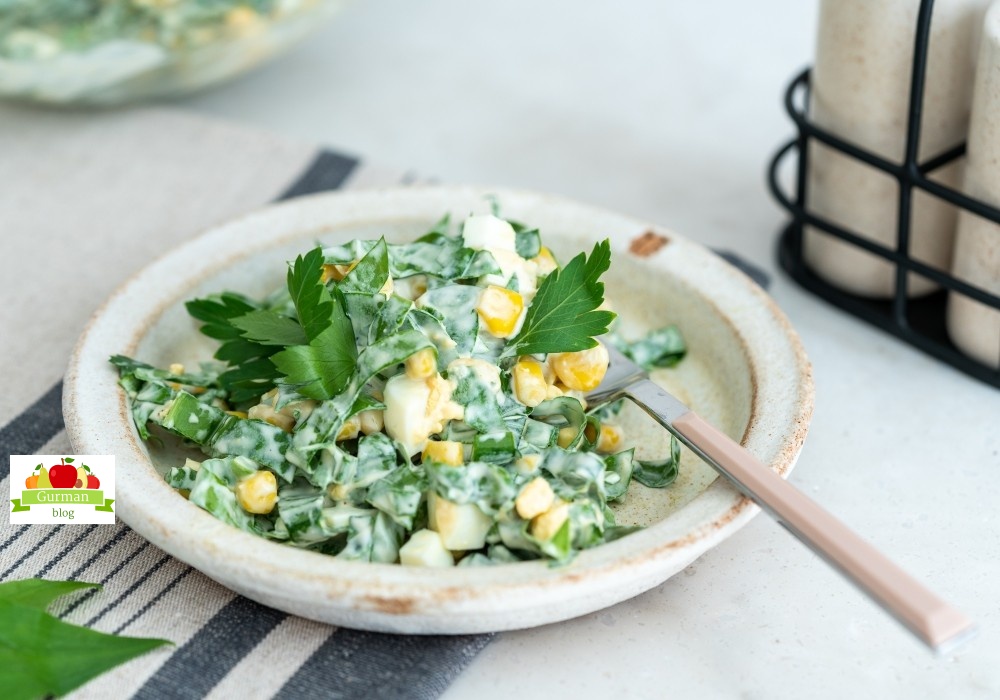 Салат с черемшой и кукурузой