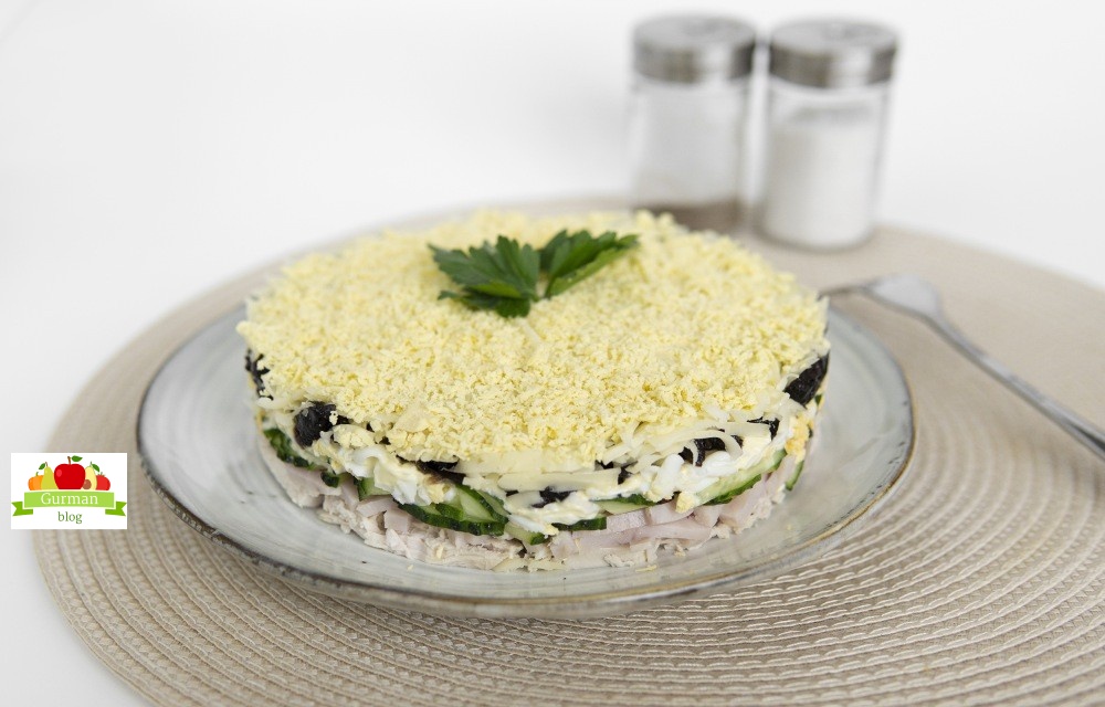 Салат с черносливом и огурцом