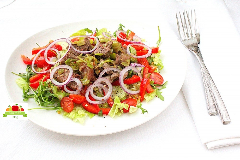 Салат с говядиной, овощами и пореем