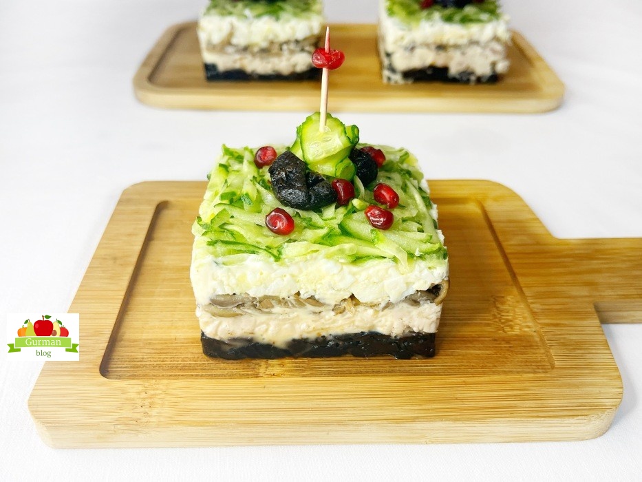 Салат с грибами и черносливом