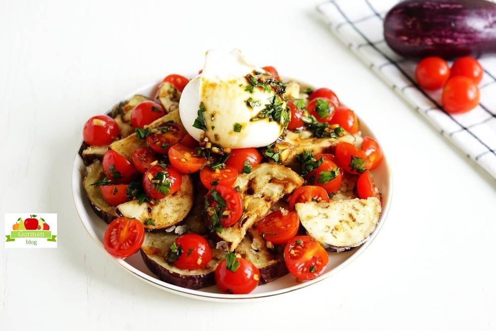 Салат с хрустящими баклажанами и сыром