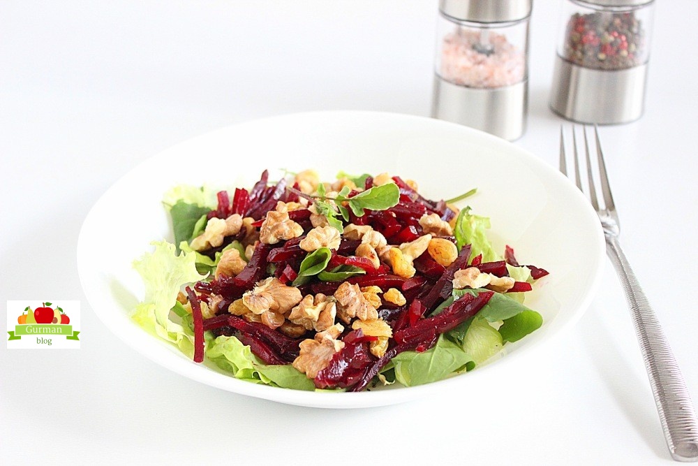 Салат с изюмом, грецким орехом и свеклой