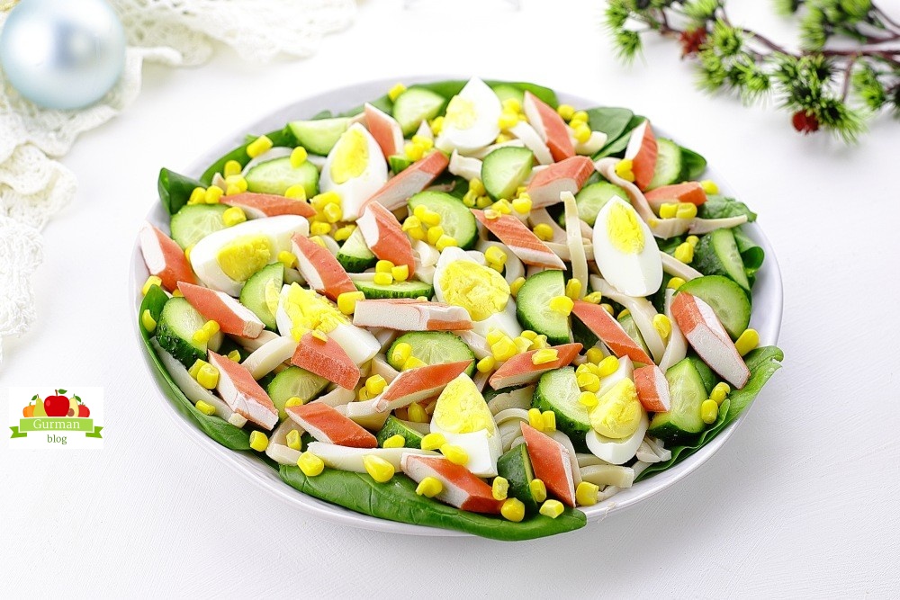 Салат с кальмарами и крабовыми палочками