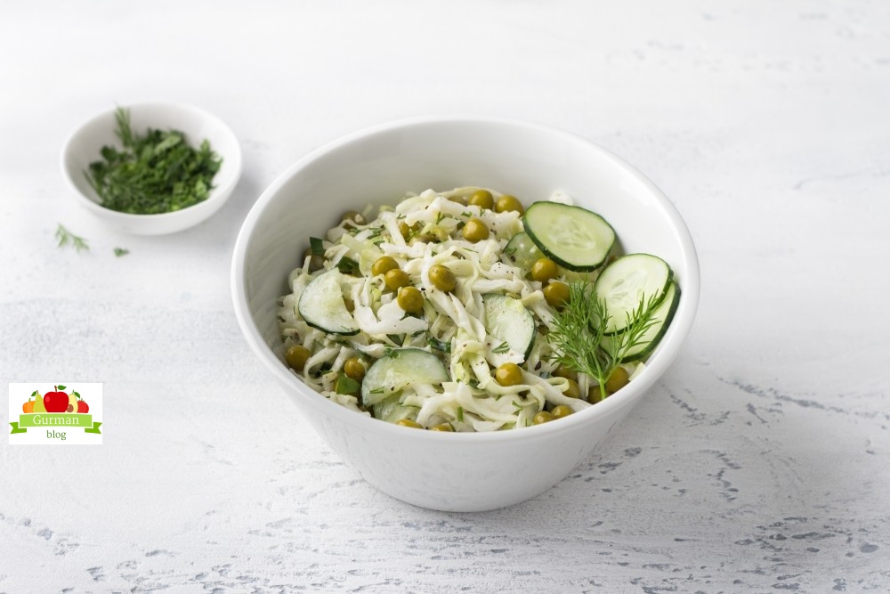 Салат с капустой, горошком и огурцом