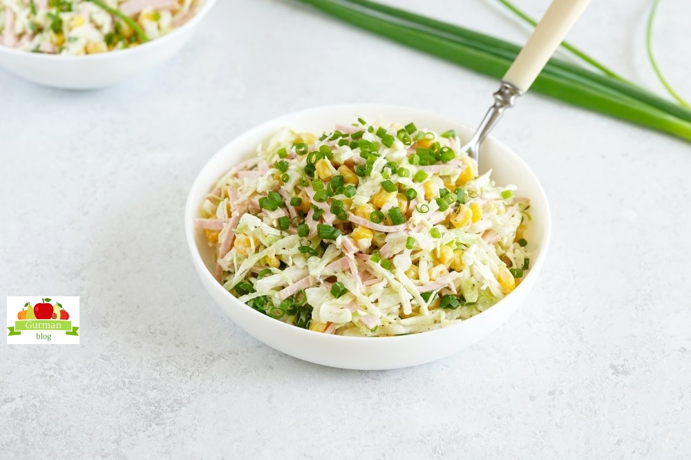 Салат с капустой, кукурузой и колбасой