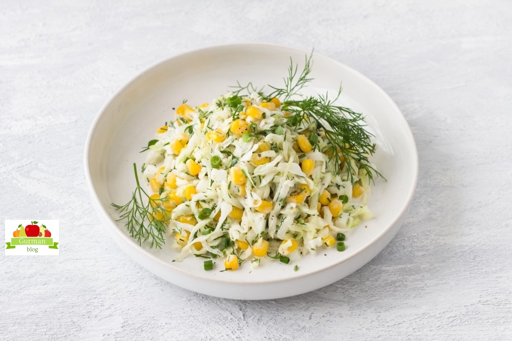 Салат с капустой, кукурузой и яйцом
