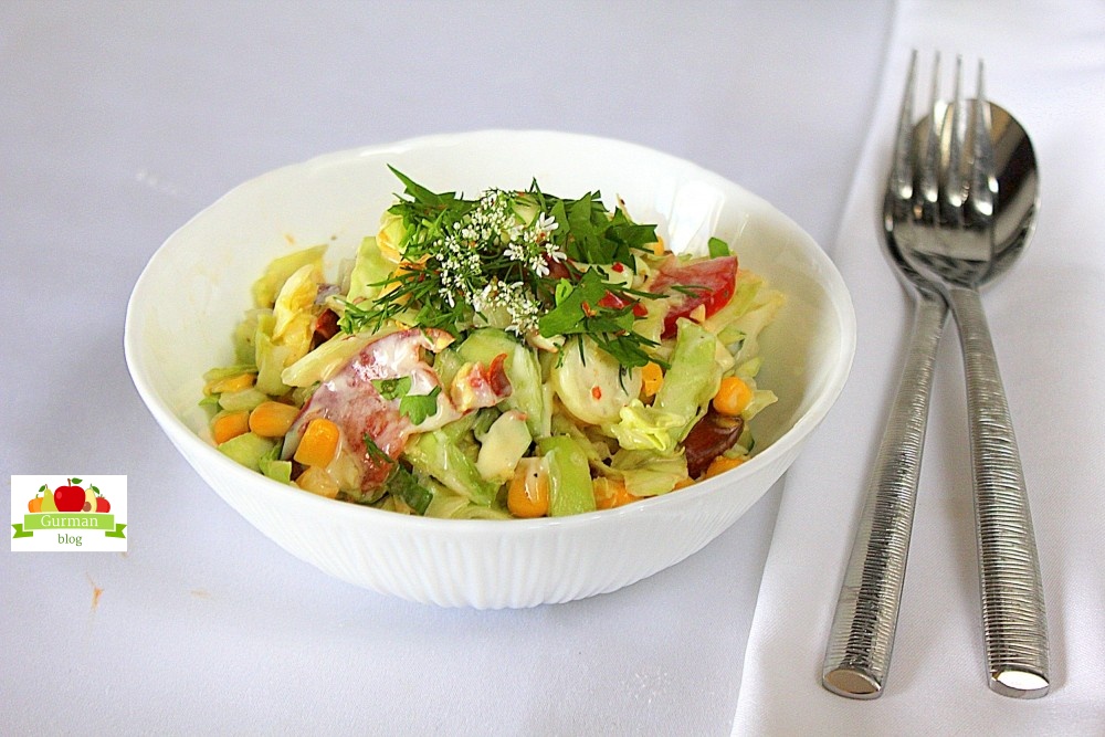 Салат с капустой, кукурузой, огурцом и помидорами
