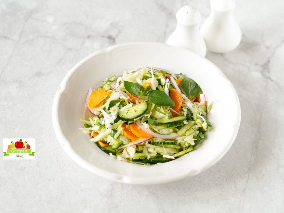 Салат с капустой, морковью и огурцом