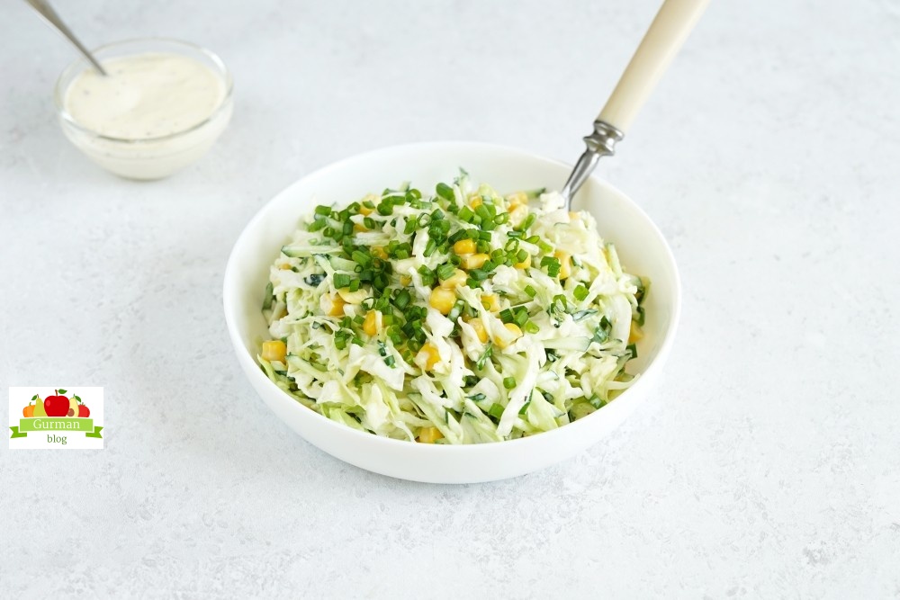Салат с капустой, огурцом и кукурузой