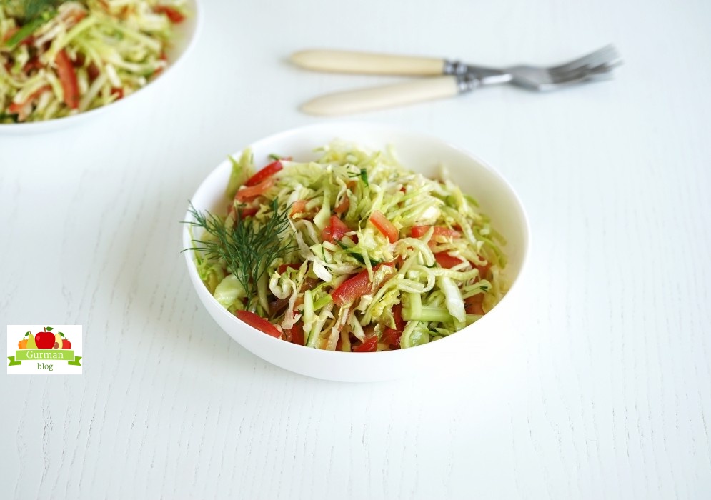 Салат с капустой, помидорами и огурцом