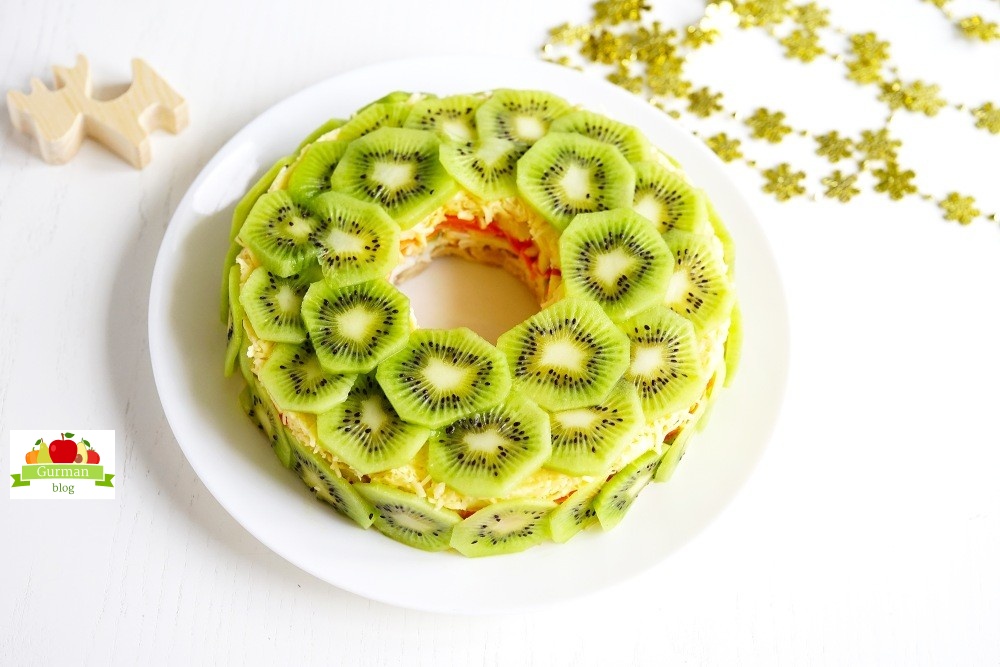 Салат с киви и курицей «Изумрудный браслет» на Новый год