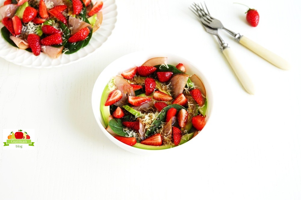 Салат с клубникой, авокадо и сыром