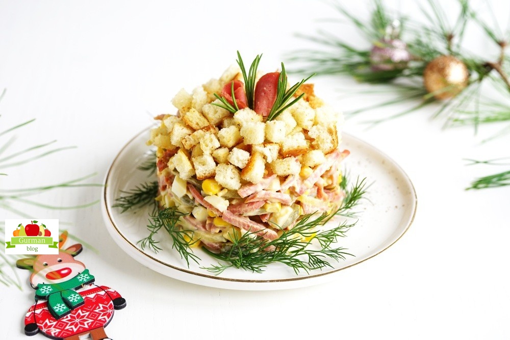 Салат с копчёной колбасой и сухариками на Новый год