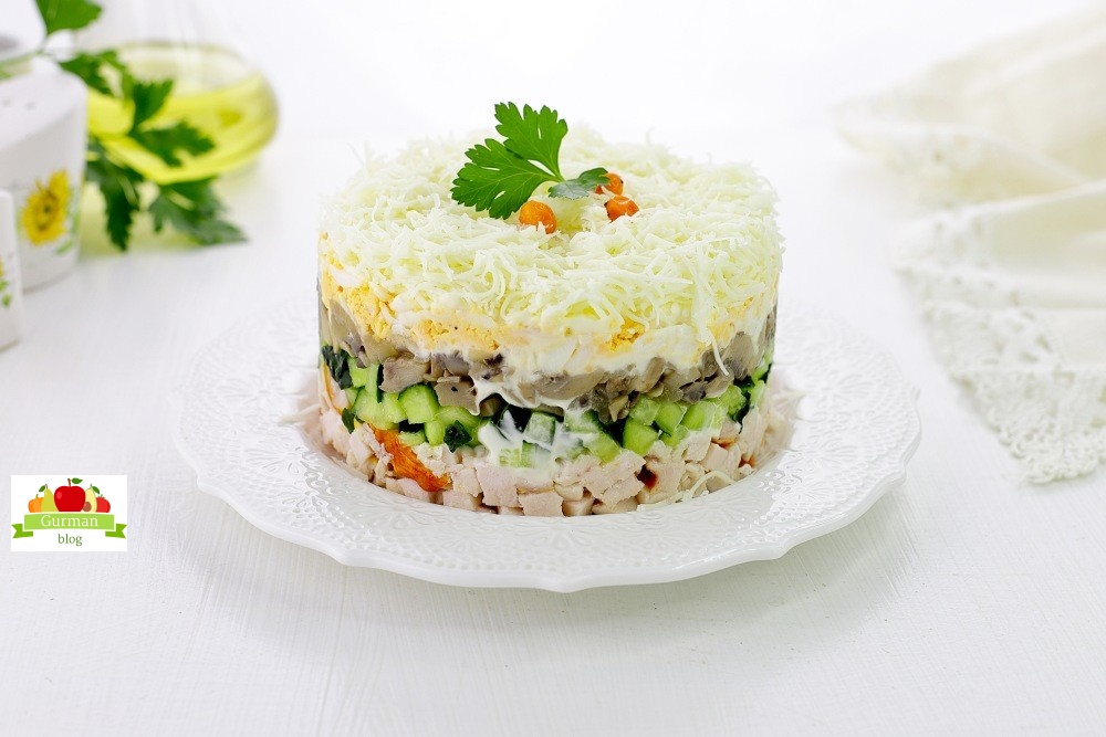 Салат с копченой курицей и грибами