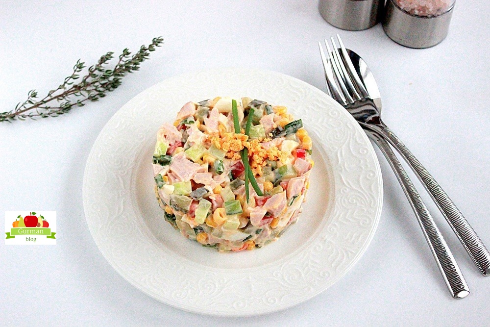 Салат с копченой курицей и кукурузой