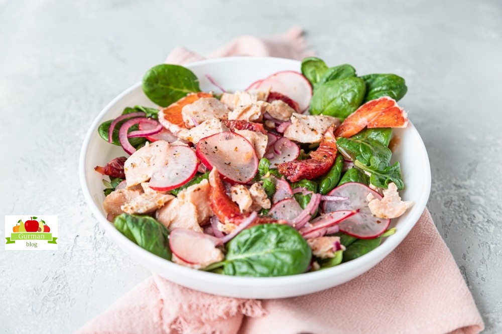 Салат с красной рыбой, редисом и апельсинами