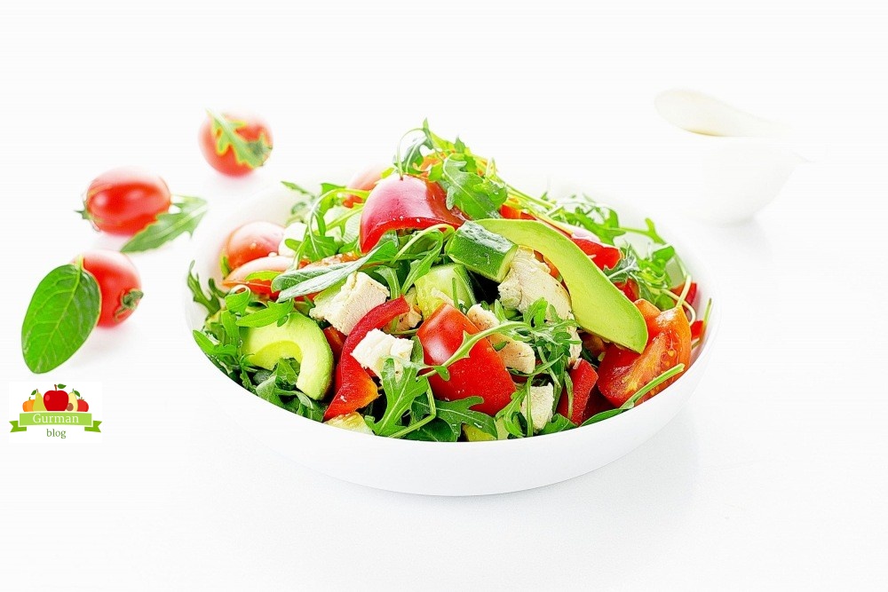 Салат с курицей, авокадо и помидорами черри