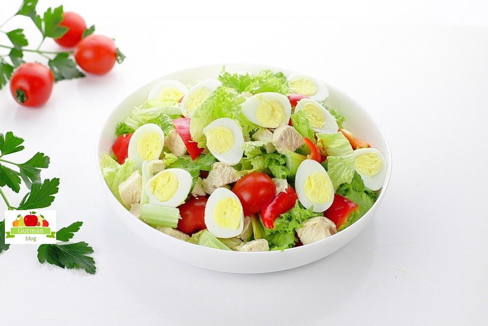 Салат с курицей и перепелиными яйцами