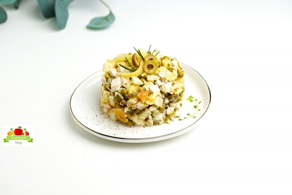Салат с курицей и початками кукурузы