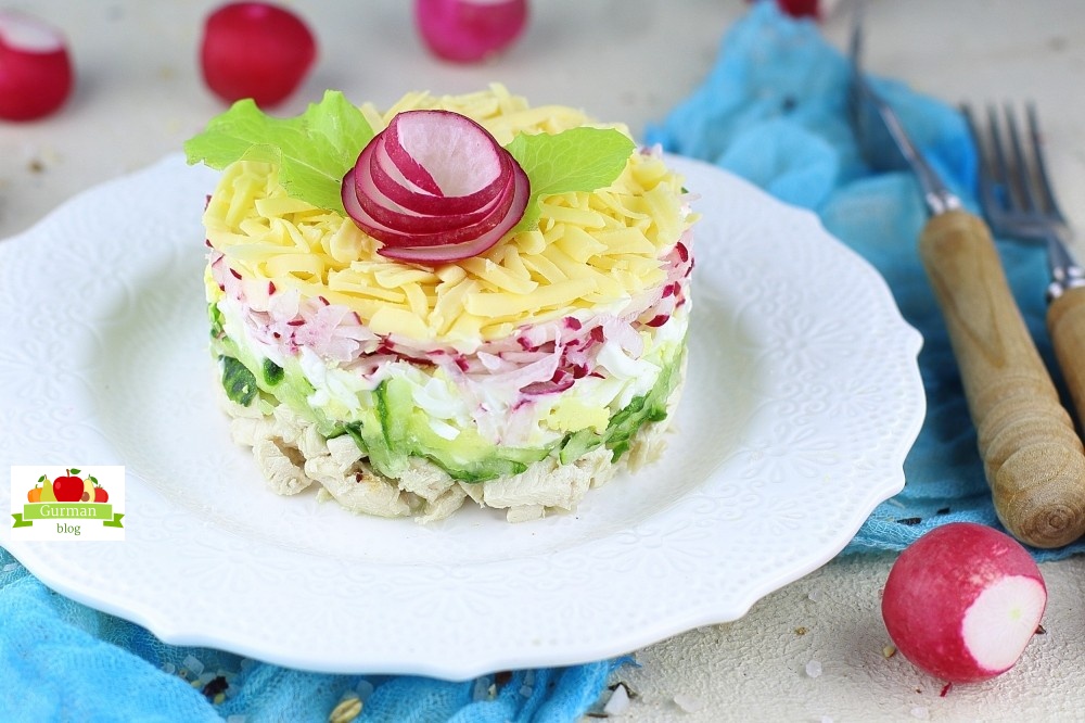 Салат с курицей, огурцом и редисом