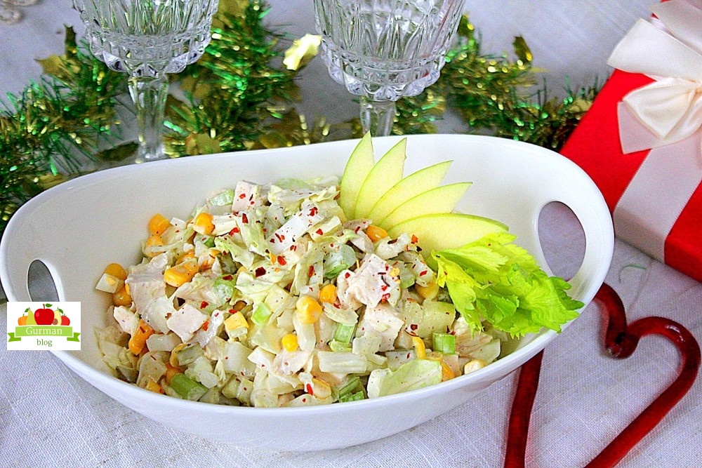 Салат с куриной грудкой, маринованными огурцами и сельдереем