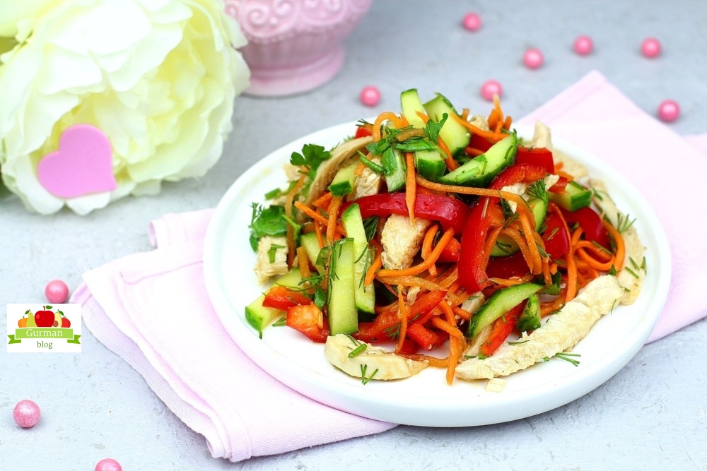 Салат с куриной грудкой, огурцом и болгарским перцем