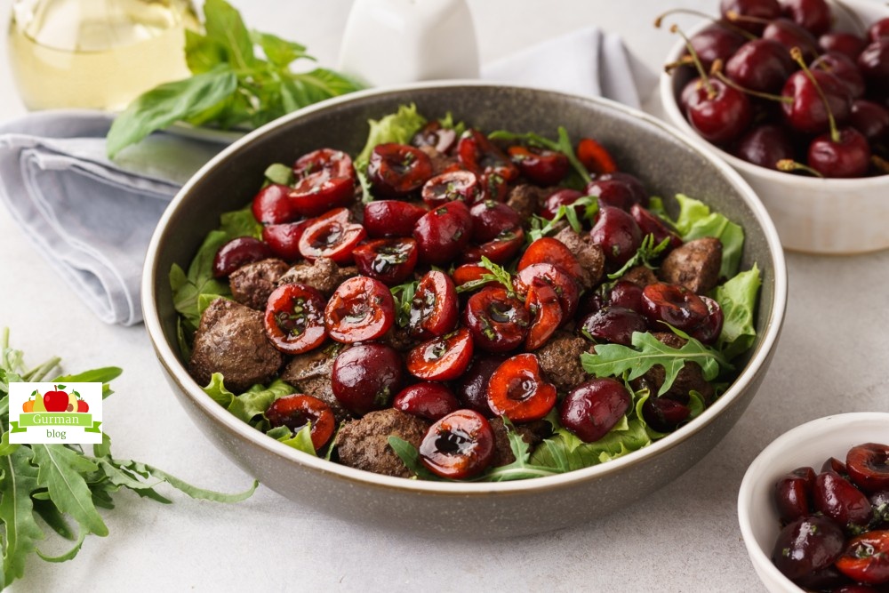 Салат с куриной печенью и черешней